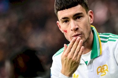 الارجنتيني ماتياس سوله بعد تسجيله الهدف الأول لروما في مرمى مضيفه كريمونيزي في الدوري الإيطالي لكرة القدم. كريمونا، شمال إيطاليا، في 23 تشرين الثاني/نوفمبر 2025