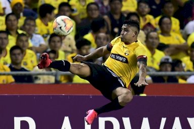 لاعب برشلونة الإكوادوري ماريو بينيدا يسيطر على الكرة خلال مباراة في كوبا ليبرتادوريس في ملعب مونومنتال في غواياكيل، الإكوادور، في 19 شباط/فبراير 2020