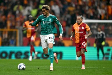 الفرنسي أوغو إيكيتيكي مهاجم ليفربول الإنكليزي في مواجهة غلطة سراي التركي ضمن دوري أبطال أوروبا لكرة القدم