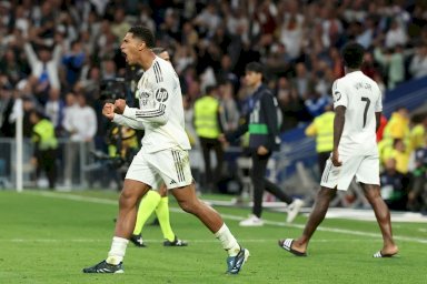 الإنكليزي جود بيلينغهام لاعب ريال مدريد يحتفل بعد الفوز على برشلونة في الدوري الإسباني لكرة القدم. ملعب سانتياغو برنابيو، مدريد، في 26 تشرين الأول/أكتوبر 2025