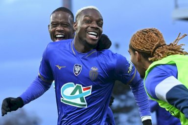 النيجيري جورج إيلينيكينا مهاجم موناكو (في الوسط) فرحا بتسجيله هدفا أمام أورليان في كأس فرنسا في 10 كانون الثاني/يناير 2026