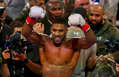 البريطاني أنتوني جوشوا يحتفل بفوزه بالضربة القاضية على جيك بول في ميامي في 19 كانون الاول/ديسمبر 2025