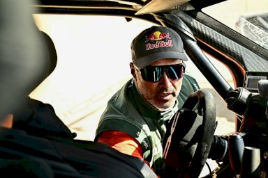 القطري ناصر العطية بعد نهاية المرحلة التاسعة من رالي دكار بين وادي الدواسر وبيشة، السعودية، في 13 كانون الثاني/يناير 2026