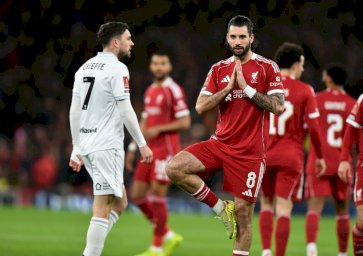 المجري دومينيك سوبوسلاي سجّل هدفا لفريقه خلال الفوز على بارنسلي من المستوى الثالث 4-1 في الدور الثالث من مسابقة كأس انكلترا لكرة القدم الإثنين في 12 كانون الثاني/يناير 2026 على ملعب أنفيلد