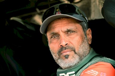 السائق القطري ناصر العطية (داسيا ساند رايدرز) في نهاية المرحلة الرابعة من النسخة الثامنة والأربعين من رالي دكار في السعودية، في 7 كانون الثاني/يناير 2026