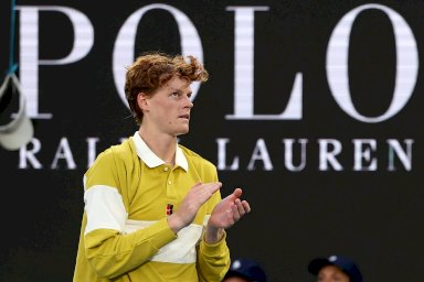 الإيطالي يانيك سينر يصفق للفرنسي أوغو غاستون أثناء خروجه من الملعب مصابا في اليوم الثالث من بطولة أستراليا المفتوحة في ملبورن في 20 كانون الثاني/يناير 2026