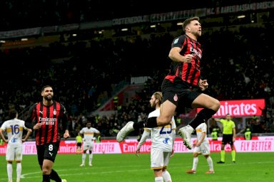 الألماني نيكلاس فولكروغ يحتفل بالتسجيل لميلان في مرمى ضيفه ليتشي في الدوري الايطالي لكرة القدم. ميلانو في 18 كانون الثاني/يناير 2026