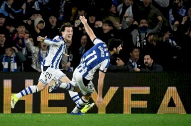  المهاجم البرتغالي لريال سوسييداد غونسالو غيديش (يمين)، بعد تسجيله الهدف الثاني لفريقه في مواجهة برشلونة ضمن الدوري الإسباني لكرة القدم. ملعب أنويتا في سان سيباستيان، في 18 كانون الثاني/يناير 2026.