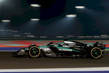 سائق مرسيدس البريطاني جورج راسل خلال سباق جائزة قطر الكبرى للفورمولا واحد على حلبة لوسيل الدولية في لوسيل في 30 تشرين الثاني/نوفمبر 2025