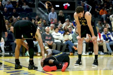 جيمي باتلر على الارض بعد تعرضه لاصابة في الركبة وإلى جانبه ستيفن كوري وكوينتين بوست خلال مباراة فريقه ولدن ستايت ووريرز مع ميامي هيت في سان فرانسيسكو في 19 كانون الثاني/يناير 2026