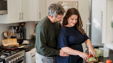 الابتعاد عن غرفة النوم أحياناً والتلامس من أسرار الحفاظ على الرغبة الجنسية