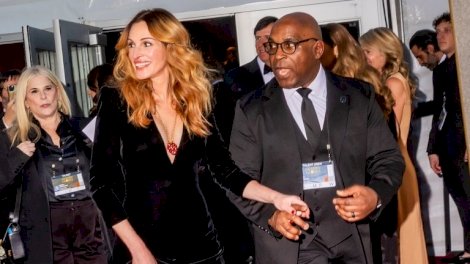 جوليا روبرتس اختارت فستانًا أسود من المخمل مع منصات روجر فيفييه.