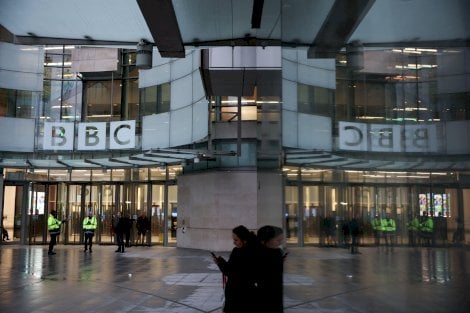 يقف الناس خارج مبنى هيئة الإذاعة البريطانية (بي بي سي) - Reuters