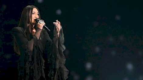 تؤدي يوفال رافائيل، ممثلة لإسرائيل، أغنية 