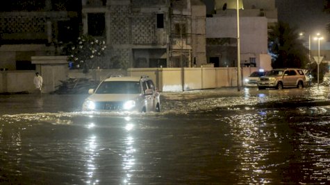سيارة غارقة بمياه الأمطار في مدينة عيسى في جنوب البحرين في 16 نيسان (أبريل) 2024 