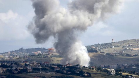 صورة ملتقطة من شمال إسرائيل تظهر تصاعد الدخان خلال قصف إسرائيلي لبلدة ميس الجبل بجنوب لبنان في الخامس من أيار (مايو) 2024 