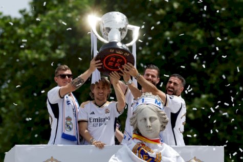 لاعبو ريال مدريد يحتفلون بلقب الدوري الاسباني لكرة القدم في شوارع العاصمة في 12 ايار/مايو 2024