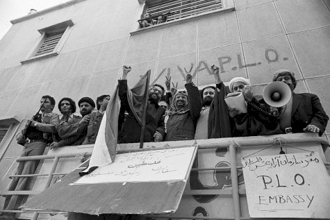 صورة أرشيفية للزعيم الفلسطيني ياسر عرفات داخل مقر السفارة الفلسطينية في طهران بعد الإطاحة بحكم الشاه عام 1979