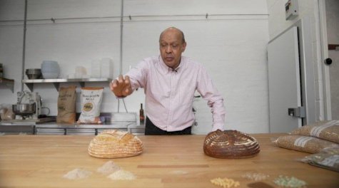مراسل بي بي سي بالاب غوش يختبر عينة من نوع الخبز الجديد.