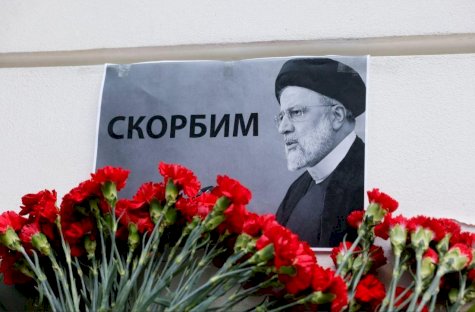 السفارة الإيرانية في العاصمة الروسية موسكو تضع صورة الرئيس الإيراني إبراهيم رئيسي أمام مبناها بعد تحطم طائرة هليكوبتر كانت تقله بالقرب من الحدود الإيرانية مع أذربيجان، 20 مايو/ أيار 2024