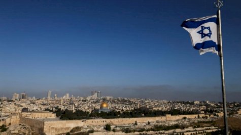 علم إسرائيلي يرتفع على جبل الزيتون المطل على القدس في 19 نيسان (أبريل) 2024 