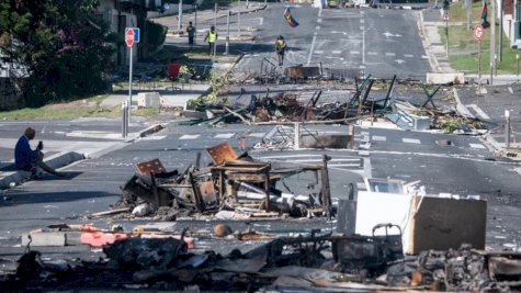 شارع مسدود بحطام وأشياء محترقة بعد اضطرابات ليلية في حيّ ماجينتا في إقليم كاليدونيا الجديدة في 18 أيار (مايو) 2024 