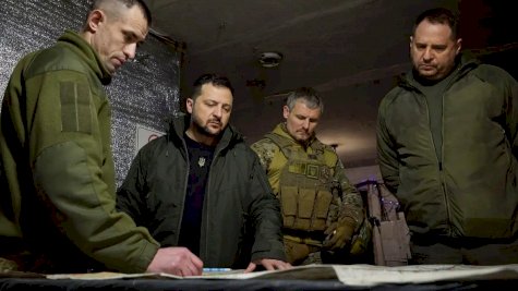 زلينسكي في غرفة العمليات العسكرية الأوكرانية