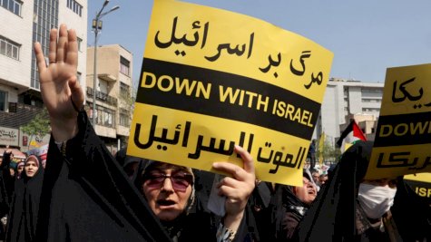 إيرانيون يتظاهرون رافعين أعلاما فلسطينية وإيرانية ولافتات كتب عليها 