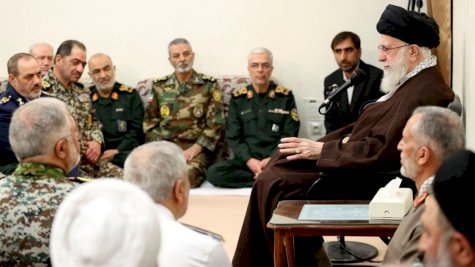 المرشد الأعلى للثورة في إيران علي خامنئي خلال استقباله عدداً من قادة القوات المسلحة الإيرانية