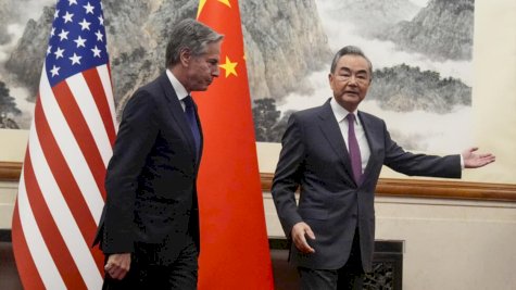 وزير الخارجية الأميركي أنتوني بلينكن (يسار) مع نظيره الصيني وانغ يي خلال لقاء في بيت الضيافة الرسمي في بكين في 26 نيسان (أبريل) 2024 