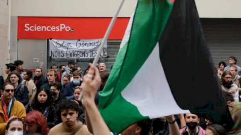  مظاهرة لطلاب مؤيدين للفلسطينيين أمام معهد الدراسات السياسية في باريس في 26 نيسان/أبريل 2024 مظاهرة لطلاب مؤيدين للفلسطينيين أمام معهد الدراسات السياسية في باريس في 26 نيسان (أبريل) 2024 