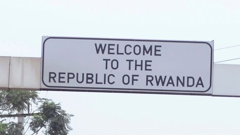 لوحة تعبر عن تمرير قانون ترحيل المهاجرين من بريطانيا إلى رواندا 