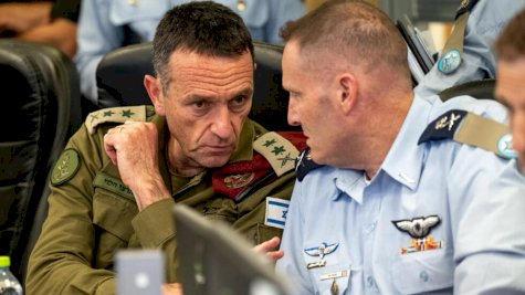 رئيس أركان الجيش الإسرائيلي هرتسي هاليفي، (على اليسار) تل أبيب في 14 نيسان (أبريل) 2024