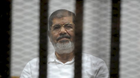 الرئيس المصري السابق محمد مرسي أثناء محاكمته