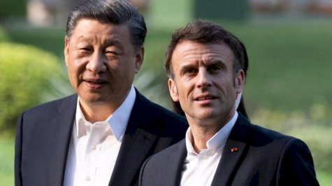 الرئيسان الفرنسي ايمانويل ماكرون (يمين) والصيني شي جينبينغ خلال لقائهما السنة الماضية في الصين