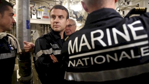 إيمانويل ماكرون خلال زيارة إلى غرفة الصواريخ في الغواصة النووية الفرنسية 