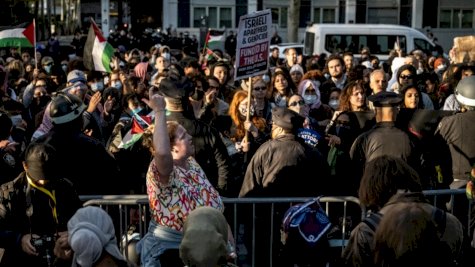 طلاب بجامعة نيويورك يتظاهرون تضامنا مع الفلسطينيين في غزة، نيويورك، في 26 أبريل (نيسان) 2024