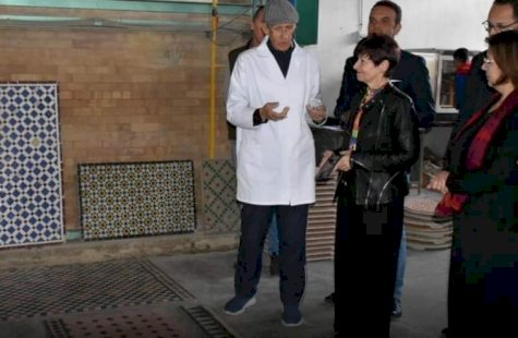جانب من زيارة رئيسة الجمعية العمومية ل’’يونيسكو’’ لورشة صناعة الزليج بتطوان المغربية (حساب وزارة الثقافة المغربية).