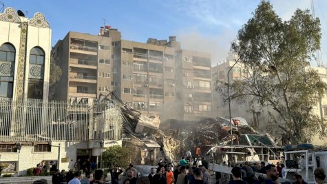 لقطة قرب مبنى القنصلية الإيرانية في دمشق بعد استهدافها بغارة نسبت الى إسرائيل في الأول من نيسان (أبريل) 2024 