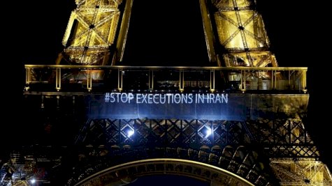 يافطة معلقة على برج إيفيل تطالب بوقف الإعدامات في إيران (ارشيف)