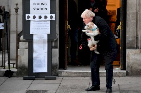 صورة ارشيفيى لجونسون مع كلبه ديلين بعد الإدلاء بصوته في مركز اقتراع 