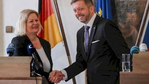وزيرة الداخلية الألمانية نانسي فيزر ونظيرها التشيكي فيت راكوسان بعد مؤتمر صحافي في السفارة الألمانية في براغ في 3 أيار (مايو) 2024 