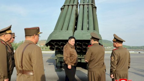 الزعيم الكوري الشمالي كيم جونغ أون يتفقد أنظمة راجمات صاروخية من عيار 240 ملم. 10 أيار (مايو) 2024
