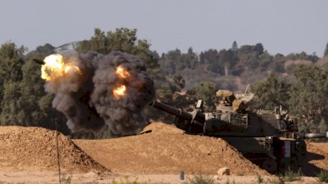 وحدة مدفعية إسرائيلية متنقلة تطلق النار باتجاه غزة من جنوب إسرائيل 