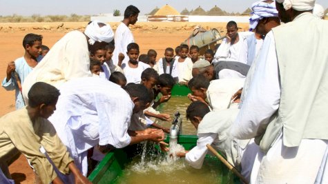 سودانيون يشربون من مياه استخرجت من بئر جوفية في ولاية القضارف شرق السودان 