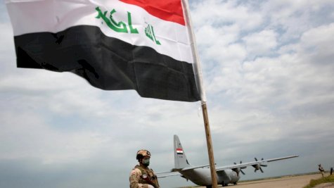 جندي عراقي يسير في قاعدة القيارة الجوية، العراق، 26 آذار (مارس) 2020 