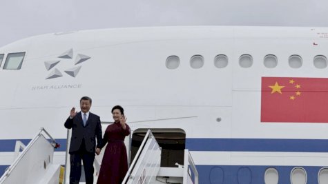الرئيس الصيني شي جينبينغ وزوجته بنغ لييوان لدى وصولهما الى فرنسا في الخامس من أيار (مايو) 2024 