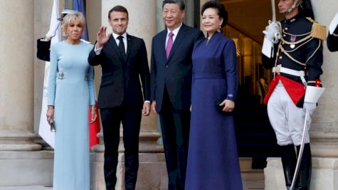 الرئيس الفرنسي إيمانويل ماكرون وزوجته بريجيت مع الرئيس الصيني شي جينبينغ وزوحته بينغ ليوان قبل مأدبة عشاء رسمية في قصر الإليزيه في باريس في السادس من أيار (مايو) 2024 