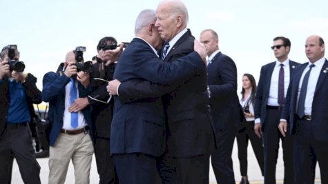 الرئيس الأميركي جو بايدن يعانق رئيس الوزراء الإسرائيلي بنيامين نتانياهو في مطار بن غوريون في 18 تشرين الأول (أكتوبر) 2023 