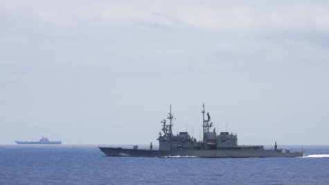 تظهر حاملة الطائرات الصينية شاندونغ (الى اليسار) وسفينة عسكرية تايوانية في عرض البحر. صورة وزعتها وزارة الدفاع التايوانية في 13 أيلول (سبتمبر) 2023 